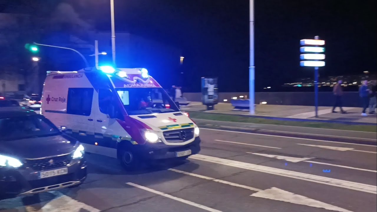 Cruz Roja A Coruña | Ambulancia SVB A 15.5 con Base en A Coruña realizando un traslado urgente.