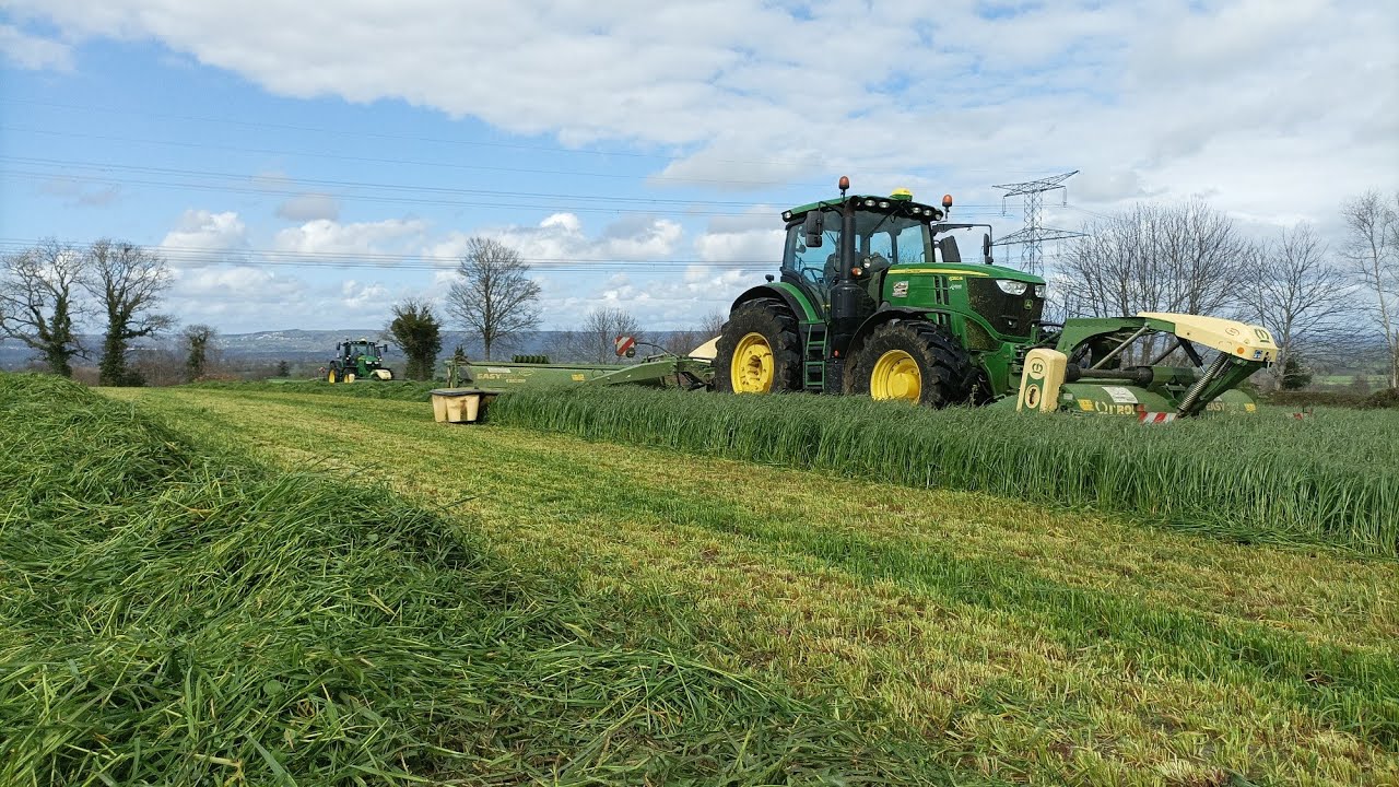 deux groupes de fauche krone 10 mètres 50 et deux John Deere 6R 250 #ETA Bailly