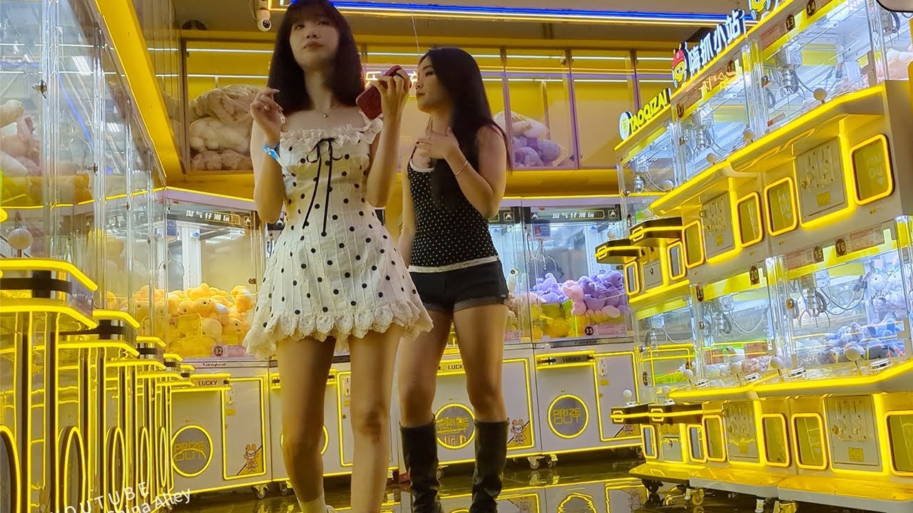 深夜时分，流连在广州夜场的少女，工作间隙出来夹娃娃！Beautiful nightlife in Guangzhou city ，China！