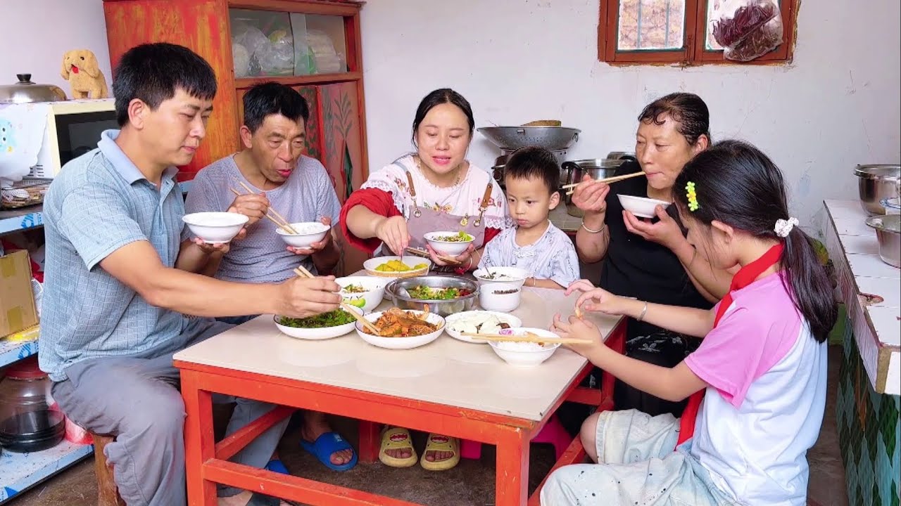 公公婆婆从城里回来，中午没吃饭，看看儿媳妇如何对待