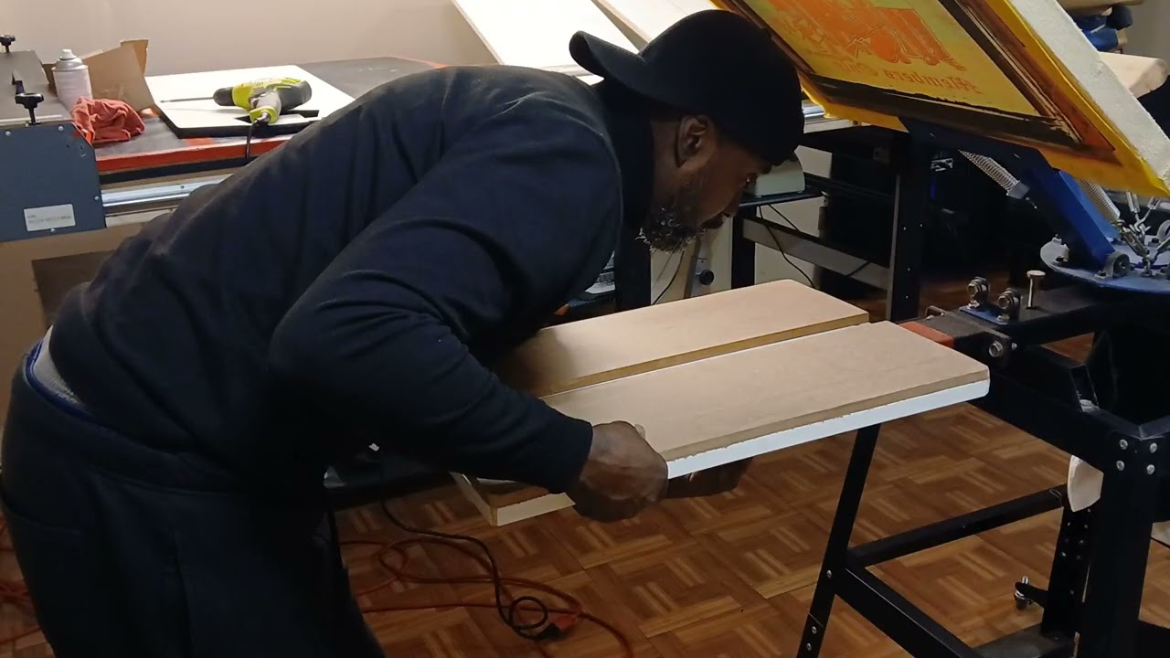 Screen printing: Mounting a new bracket on to a zipper pallet.