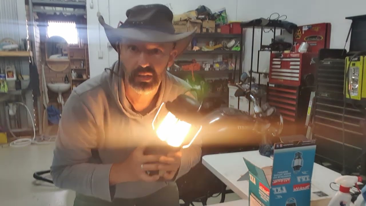 having a little looksee at a Makita digital lantern radio