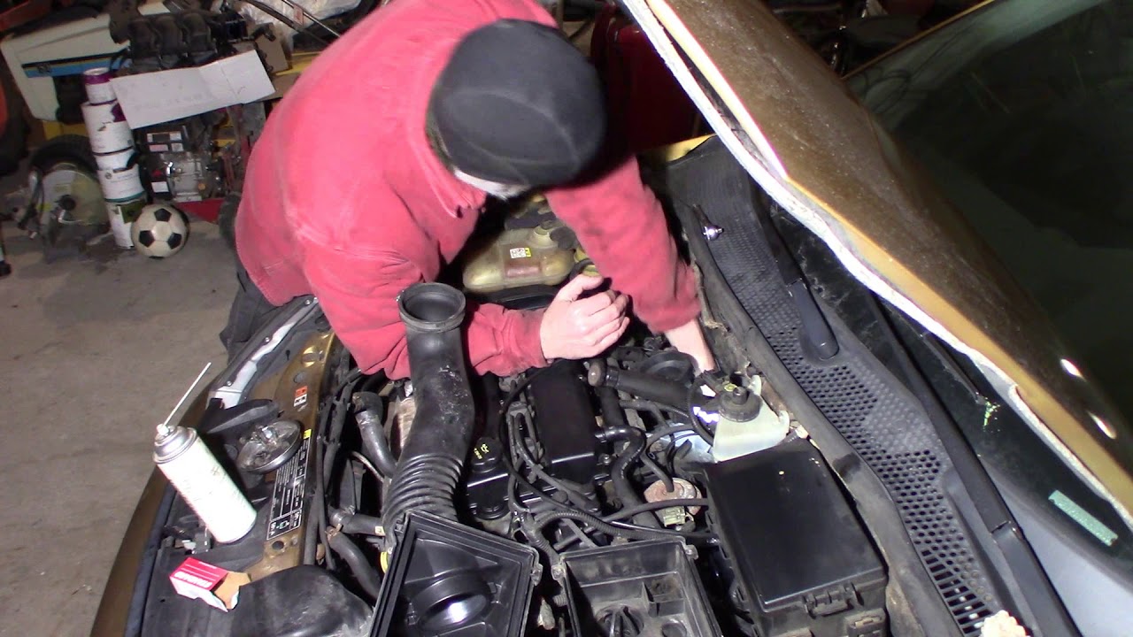 Клапан PCV и шланг вентиляции картера Ford Focus 2001 года выпуска