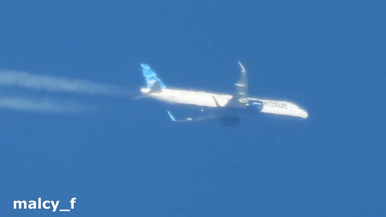 Zooming in on.... JetBlue Airbus A321 with Nikon P1000