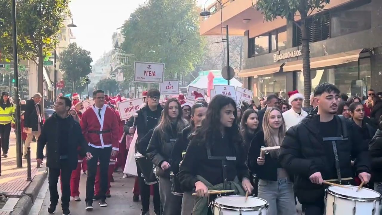 Γέμισε με Άι Βασίληδες το κέντρο της Λάρισας για το «3ο Santa Walk Larissa»