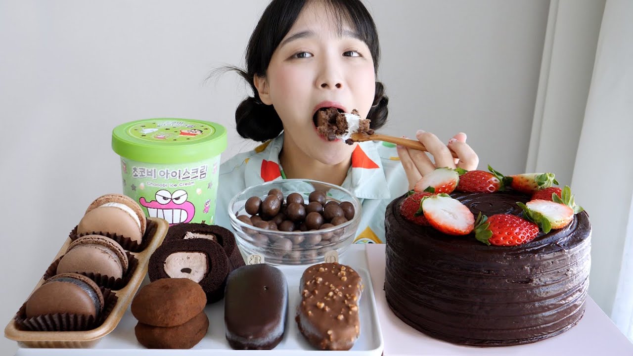 초콜릿 디저트들 먹방🍫꾸덕초코케이크,엄마는외계인초코볼,초코비아이스크림,초코찰떡,초코마카롱,초코롤케이크 등 (ft. 초밥/컵누들,떡볶이) REALSOUND MUKBANG :D