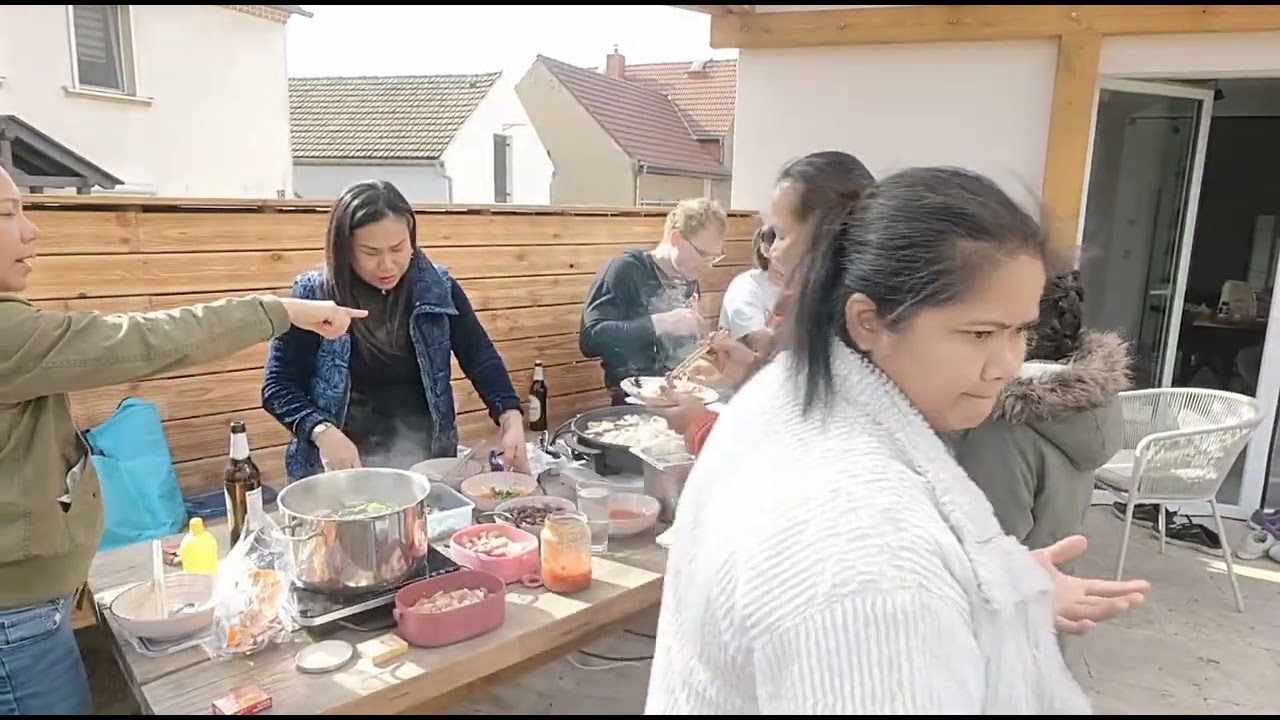 กินชาบูหมูกะทะคนไทยในต่างแดนนานๆเจอกันทีก็ประมาณนี้ มีแต่รอยยิ้มและเสียงหัวเราะมิตรภาพไม่มีพรมแดน