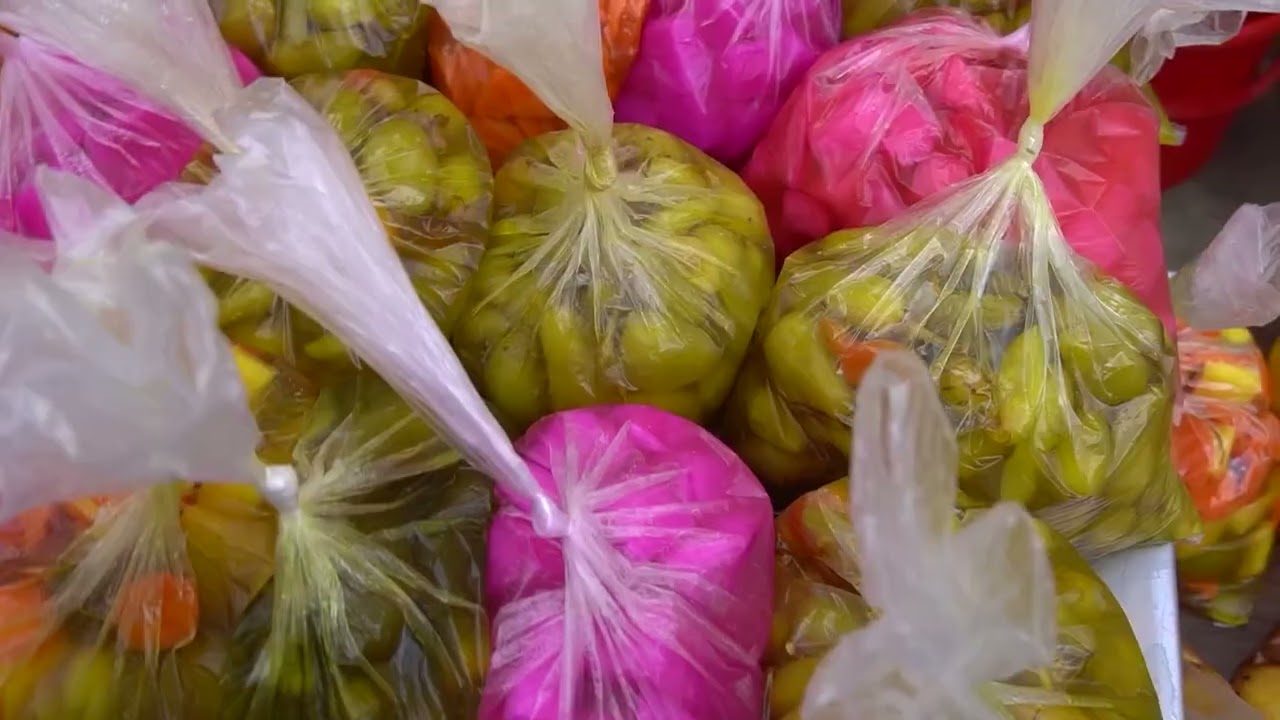 من الغربة للرزق.. حكاية شاب سوري يبيع المخللات في الزقازيق