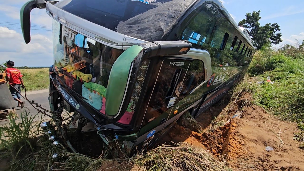 Bus ALS Terperosok Di Jalan HTI Padangri Jalan Lintas Kota Pinang Gunung Tua.ALS Medan Kota Nopan...