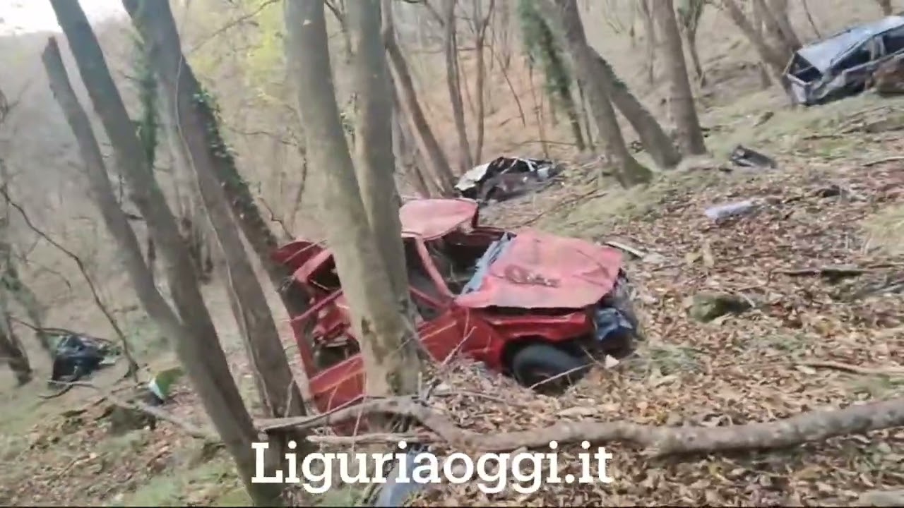 Cimitero delle auto abbandonate a Creto