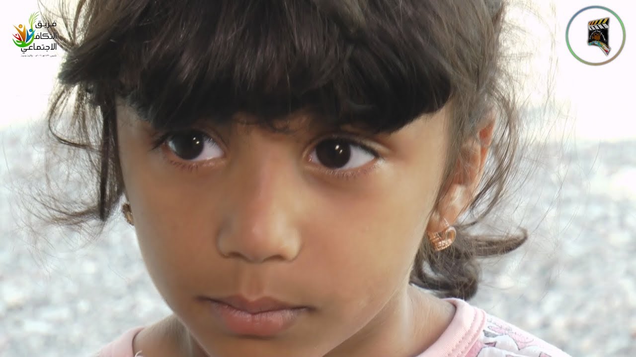 شاهدوا هذا الرجل الفقير كيف يعاني مع ابناءه