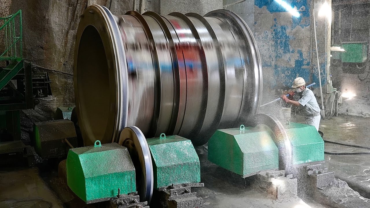 Prozess zur Herstellung riesiger Betonrohre. Eine japanische Fabrik stellt Pfeifen in Handarbeit her