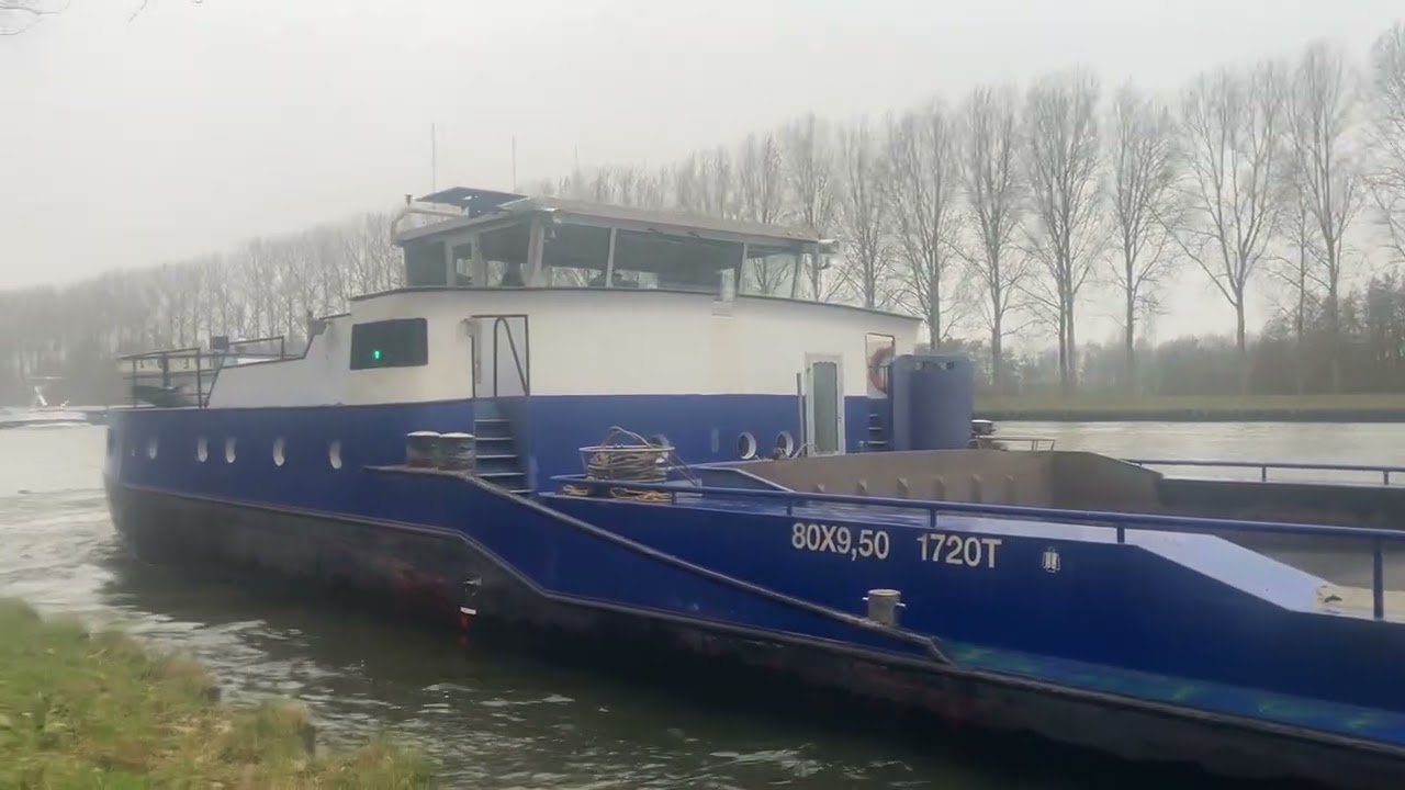 Pauline binnenvaart schip met zandlading  vaart langzaam achteruit om aan te meren