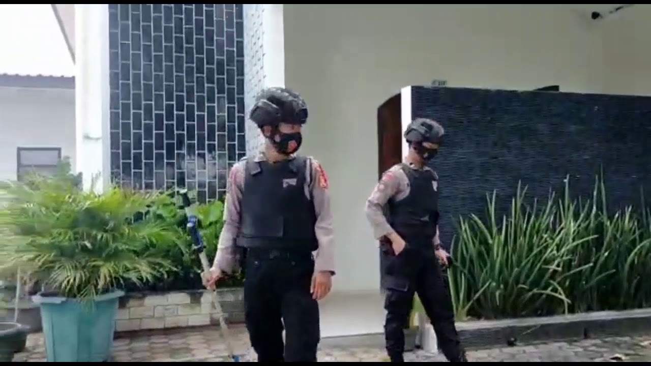 Polsek Kandanghaur lakukan sterilisasi Gereja menjelang Nataru