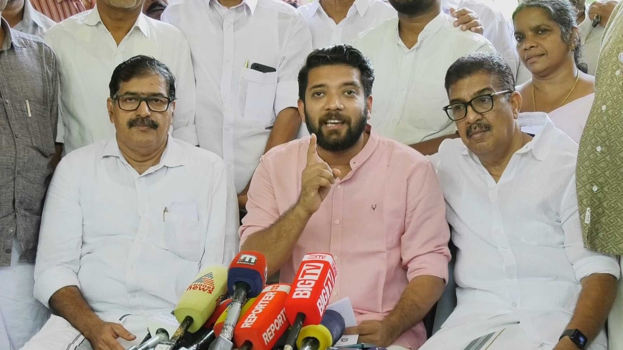 ബിഥുലിന്റെ വീട് അന്വേഷിക്കുന്ന ഡി വൈ എഫ് ഐ നേതാവിന്റെ ചാറ്റുമായി ഷാഫി പറമ്പിൽ