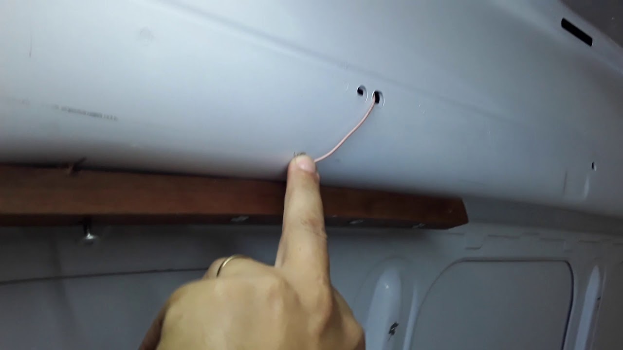 Instalando( luz) fita de led no baú da Kangoo.