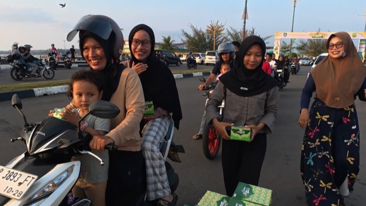Berbagi Takjil Berkah Ramadhan Di Taman Tugu Sirih Tepi Laut