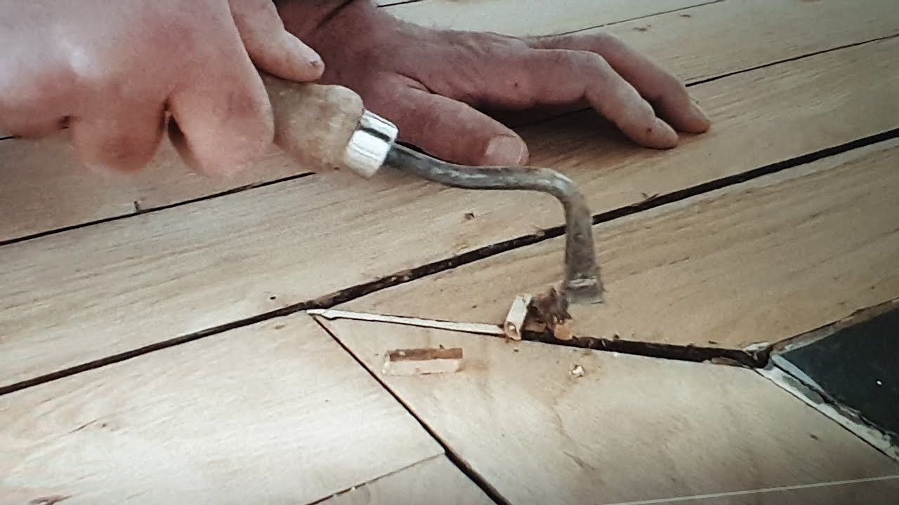 Rebouchage entre les lames du parquet