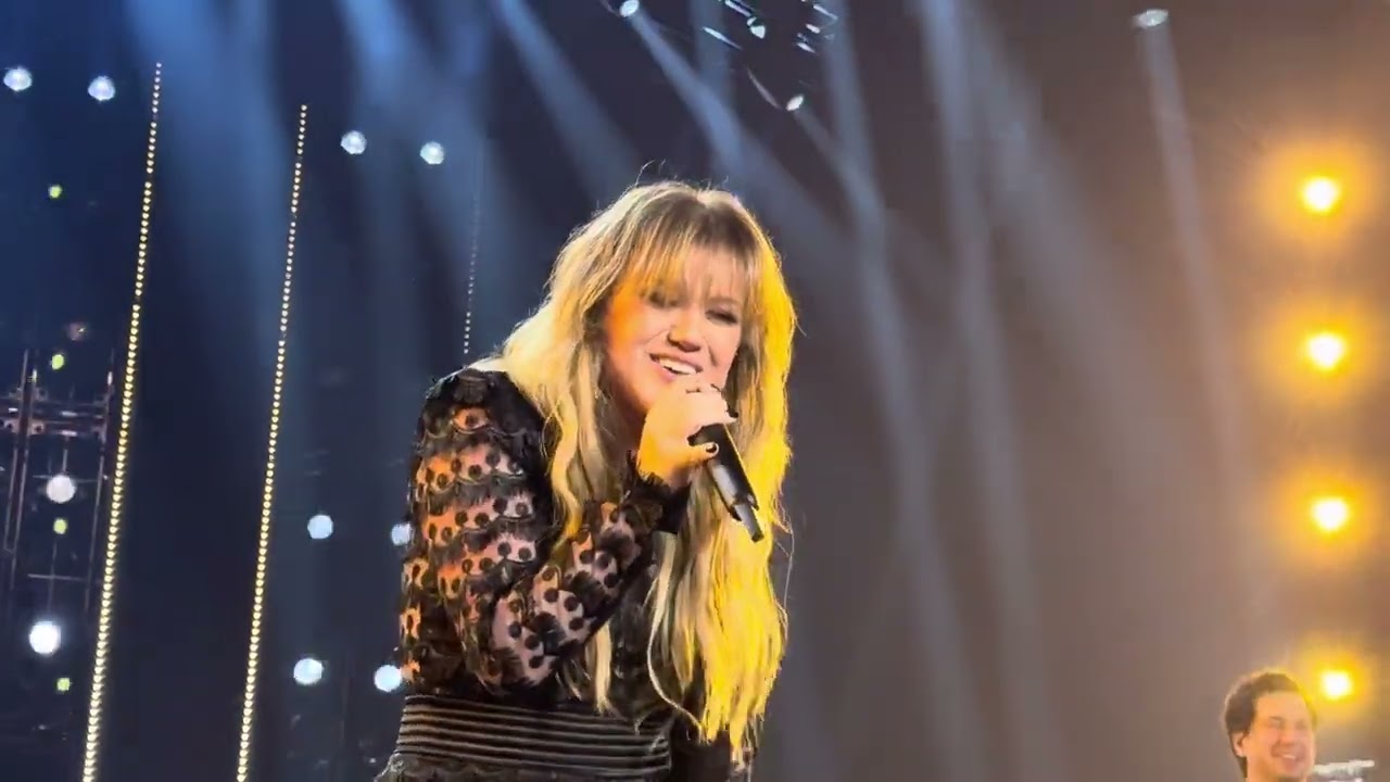 Kelly Clarkson performs Since U Been Gone at the Chemistry Residency in Las Vegas on 12/30/23.