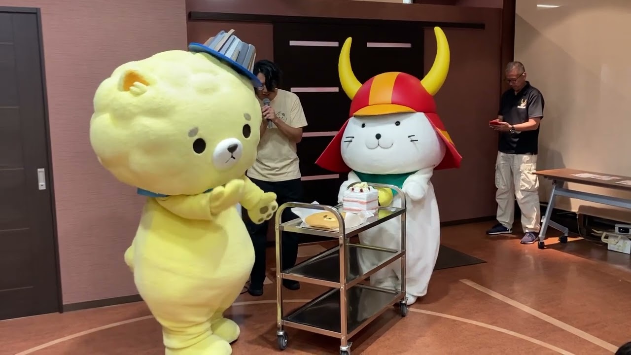 ひこにゃん  坂井ほや丸ファンミーティング（彦根会場）にメロンパンとともに駆け付ける
