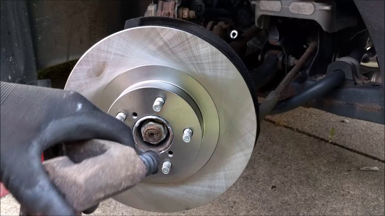 Замена передних тормозов на Subaru Legacy, Outback 2013 года