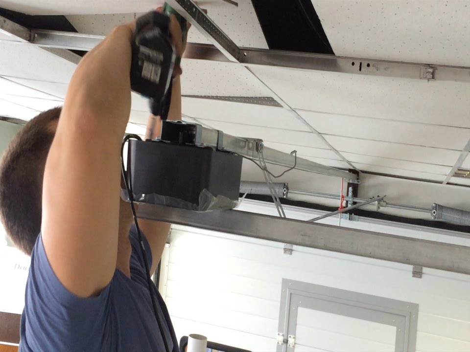 Устанавливаем автоматику на секционные ворота инструкция