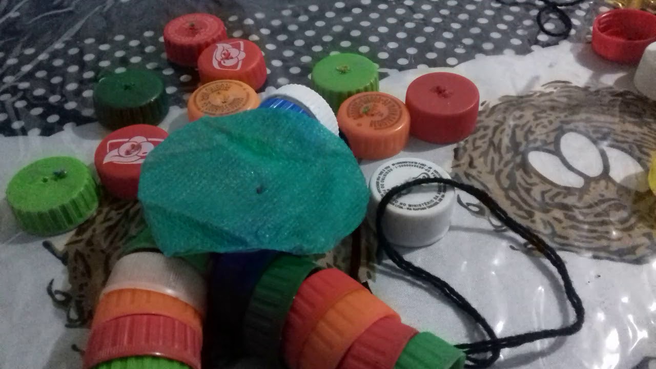 Palhacinho feito com tampinha de garrafa pet.