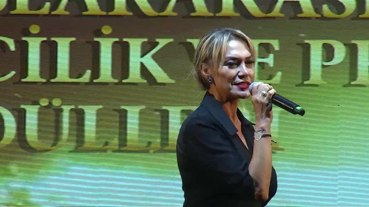 YILIN EN İYİ HALK MÜZİĞİ KADIN YORUMCUSU-HİLAL ÖZDEMİR / ULUSLARARASI GİRİŞİMCİLİK VE PROJE ÖDÜLLERİ