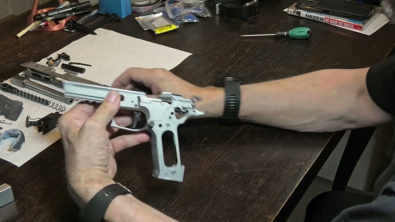 Pistole Sig Sauer X Six wird zerlegt.
