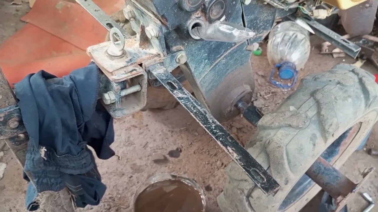 Fazendo a manutenção do tratorito troca de óleo da Caixa de macha e do motor