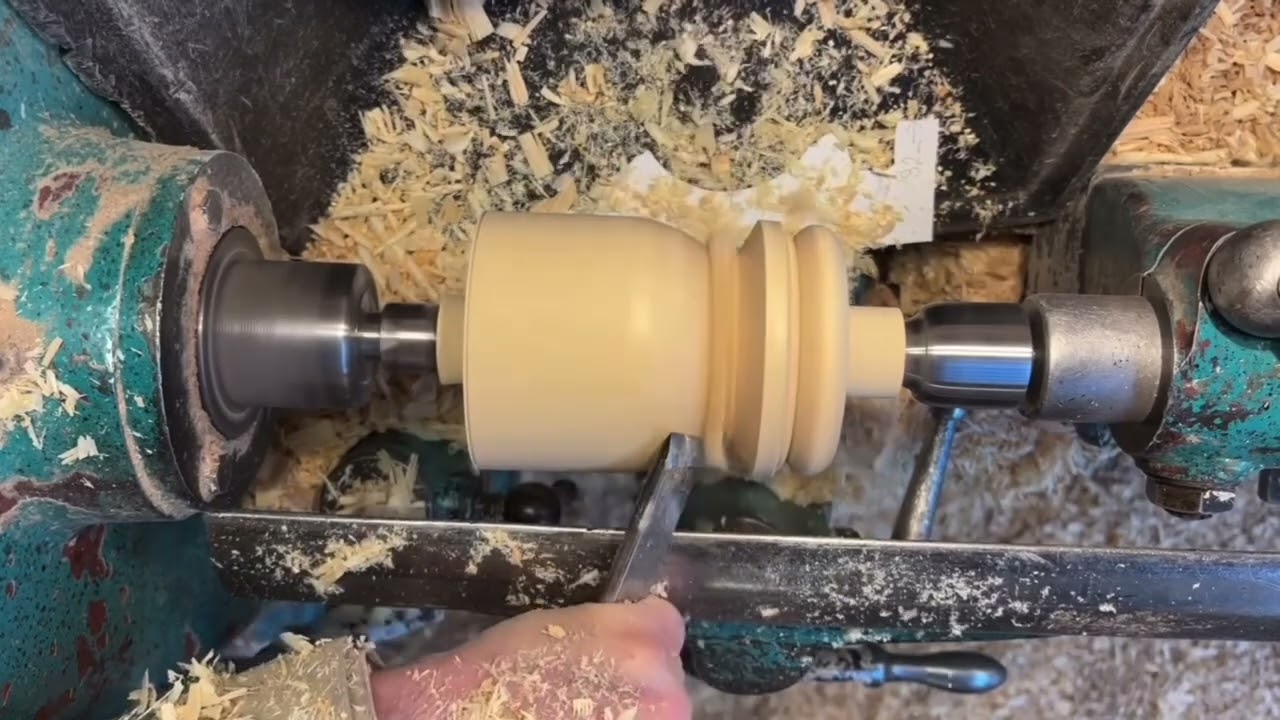 Ручная токарная обработка дерева колпачка для столба