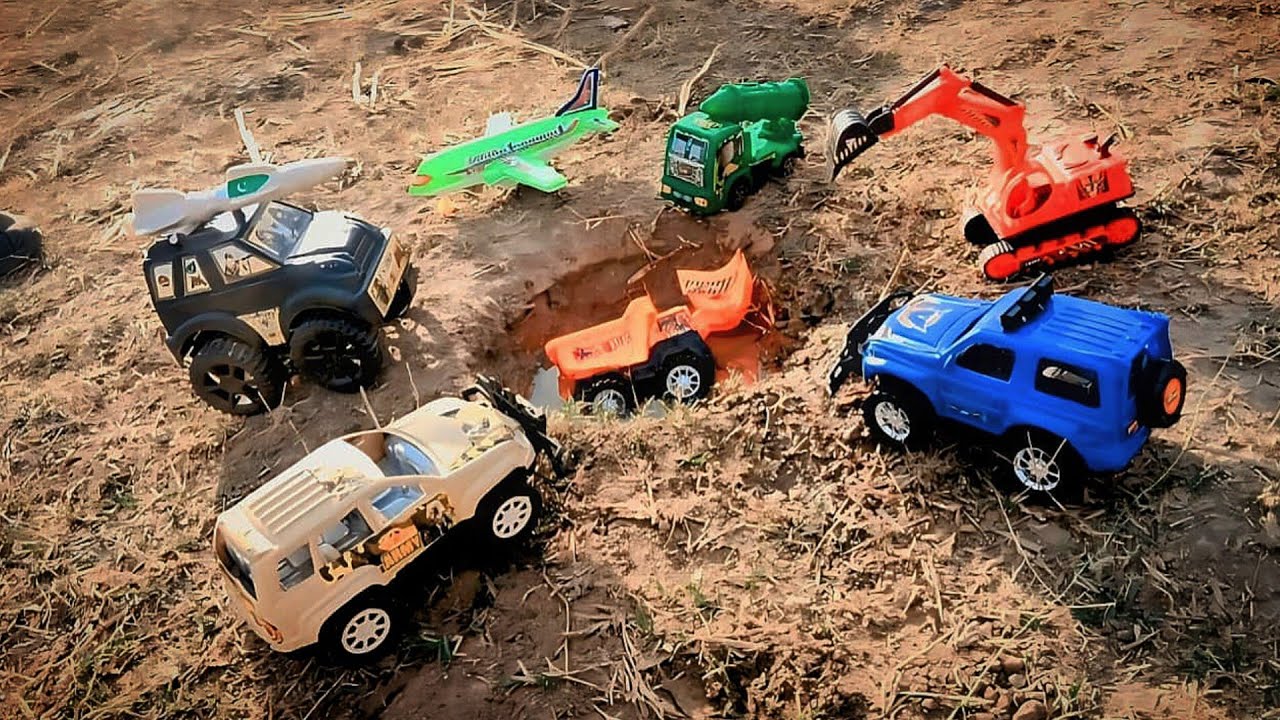 Self loading dump truck stuck in a pit | TOYS ACTION HUB |
