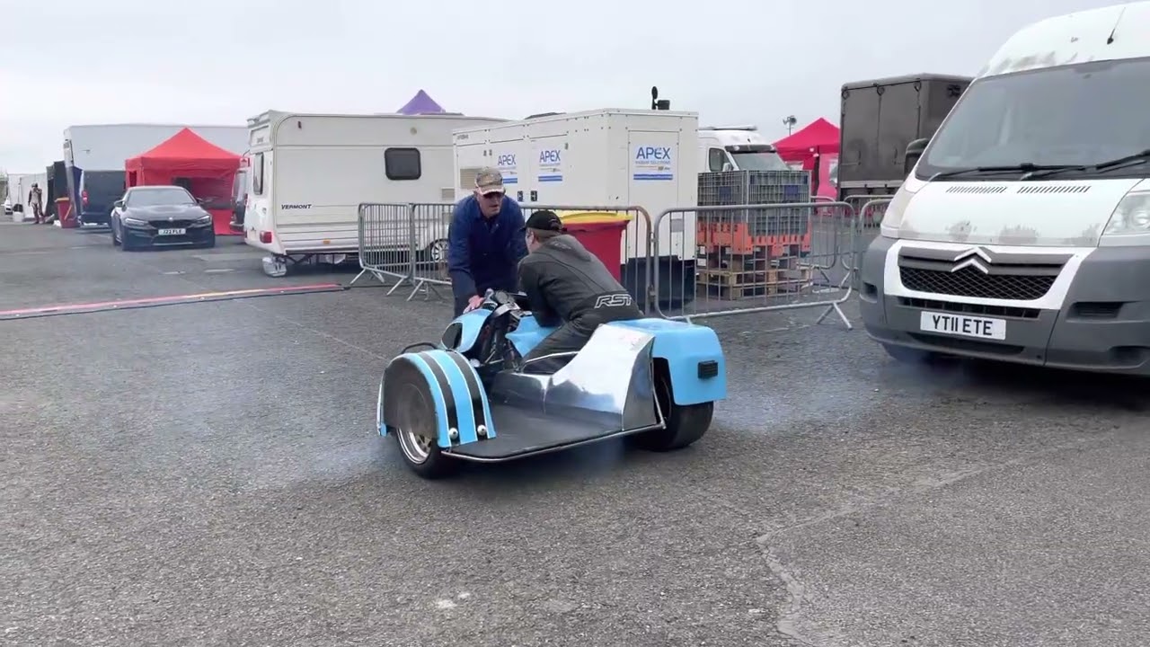 Yamaha TZ750 powered sidecar outfit start up