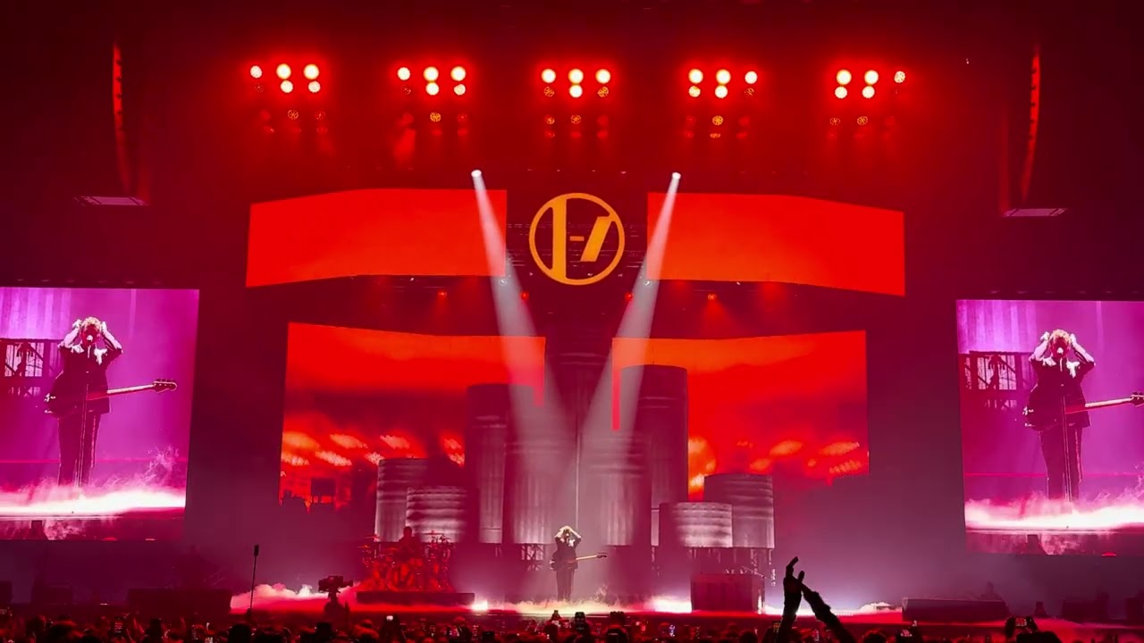 Twenty One Pilots - Hamburg - 07.04.2025 - 15 Navigating