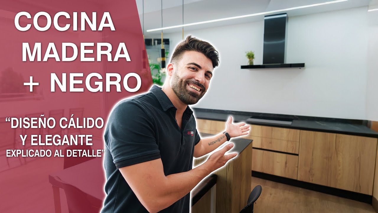 Cocina en madera con isla y toques negros | Diseño moderno con ventanal y mucha luz