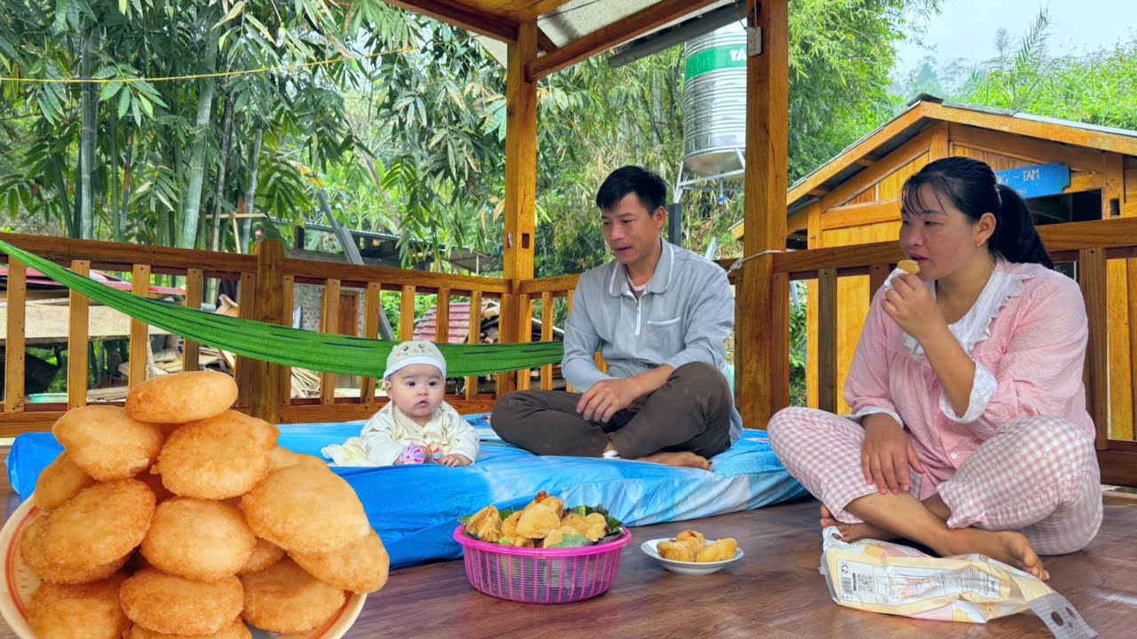 With a kind heart, DAU helped his elderly neighbor. The family happily enjoyed the donuts.