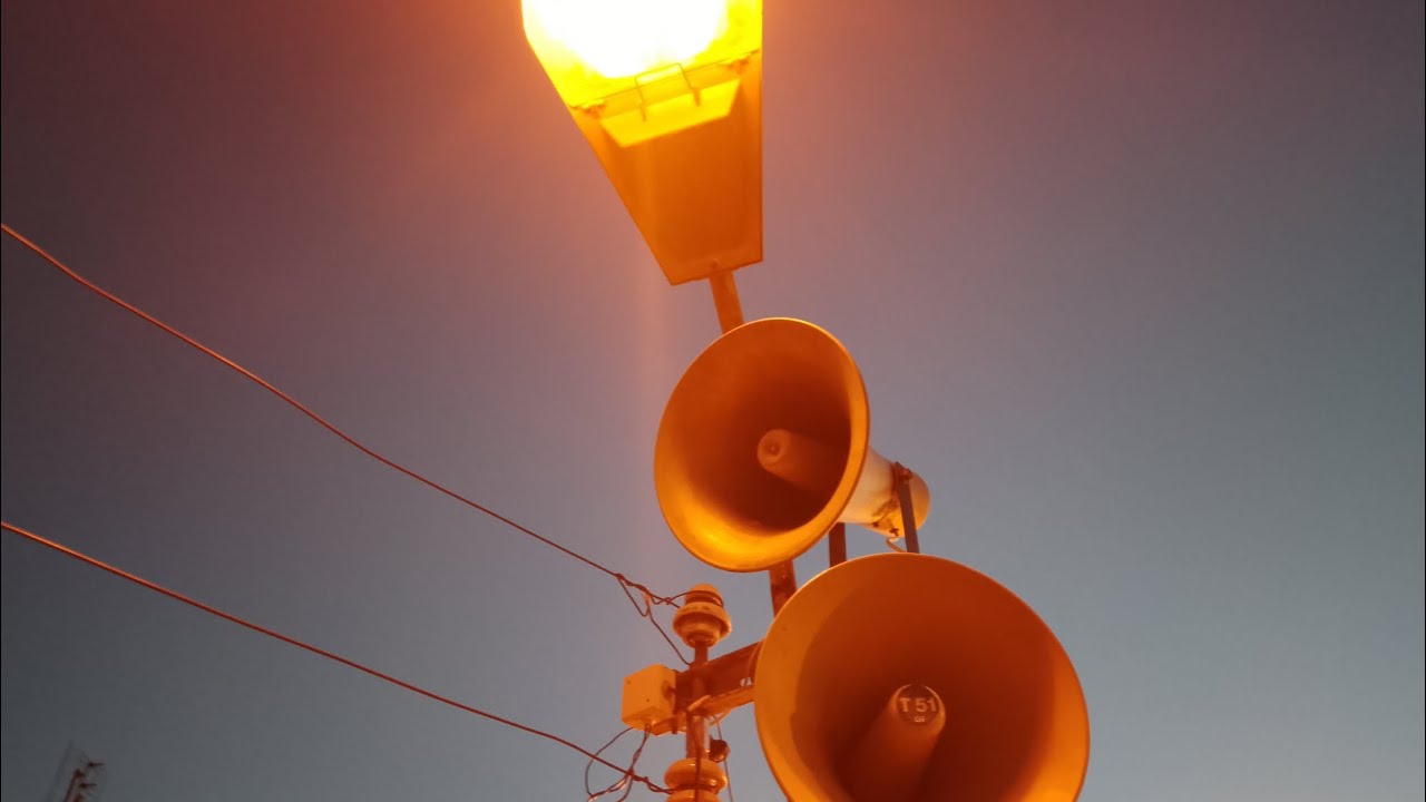 Hlášení rozhlasu na lampárně