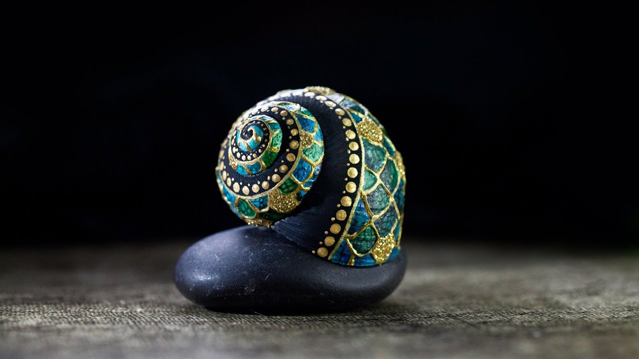 texturing a snail shell using gold paste and the colors of the sea