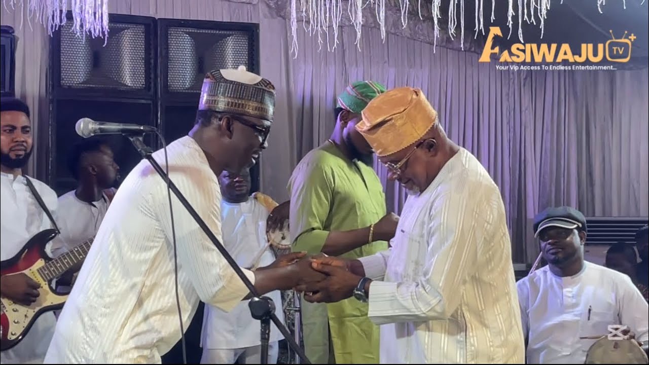 ALABI PASUMA LIGHT UP ILORIN AFTER SEVEN YEARS OF ABSENT IN THE STATE, RECEIVES OLAIYA IGWE ON STAGE