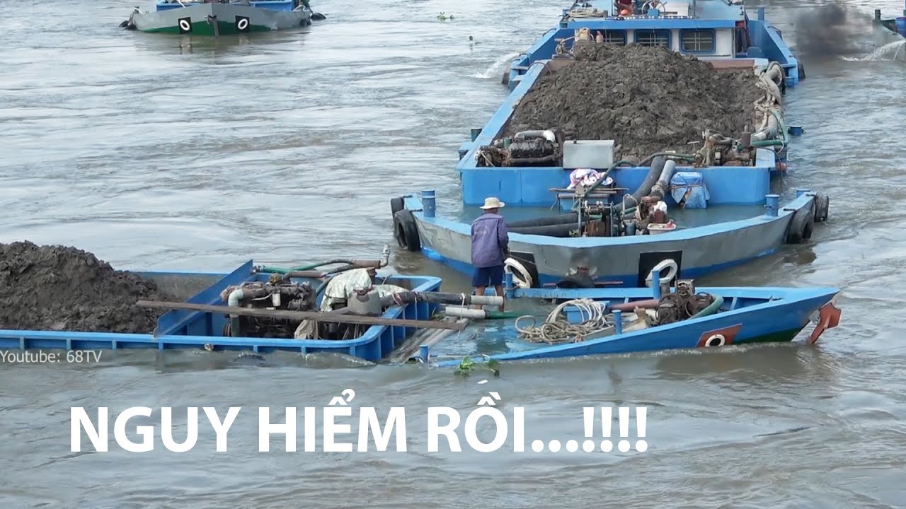 Té ngã nhào vì chiếc ghe đụng bất ngờ trong lúc vượt cống 10 cửa