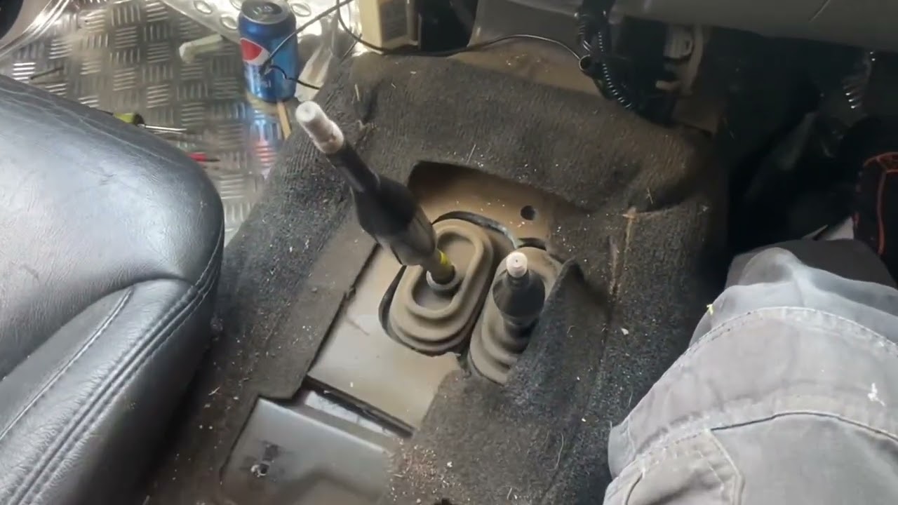 Mitsubishi L200 B40 Gear box removal￼ for clutch chsnge