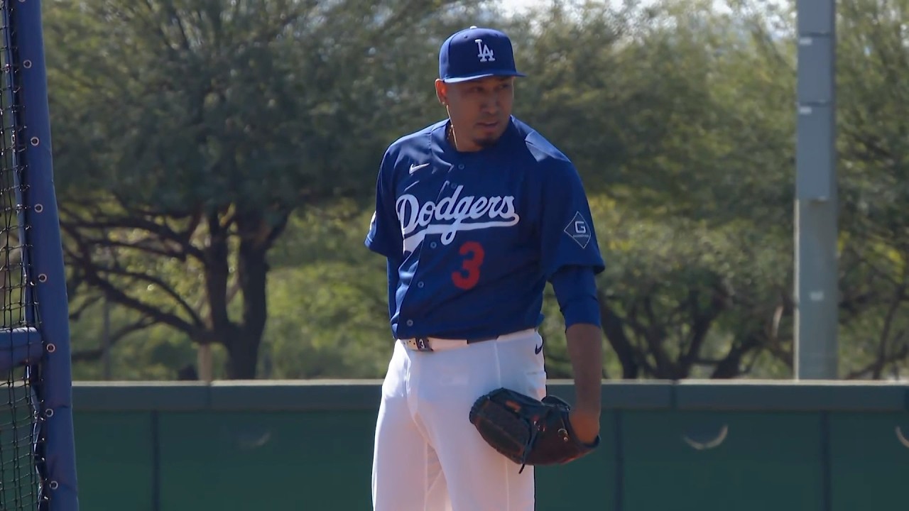 Edwin Díaz, Roki Sasaki pitch to batters during Dodgers Spring Training workout
