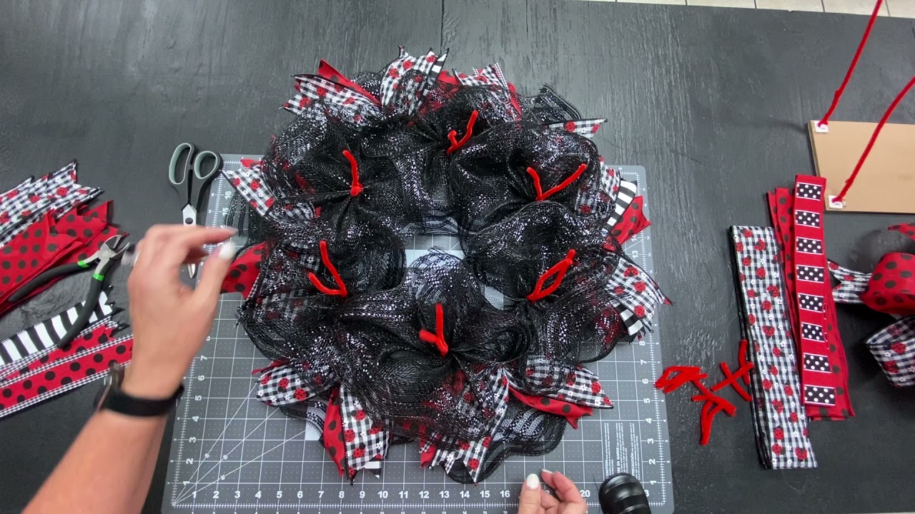 How to make a ruffle style deco mesh wreath - 