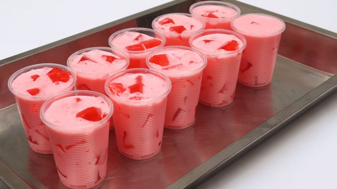Gelatinas de mosaico fresa con queso crema, tres ingredientes para un postre ideal para negocio