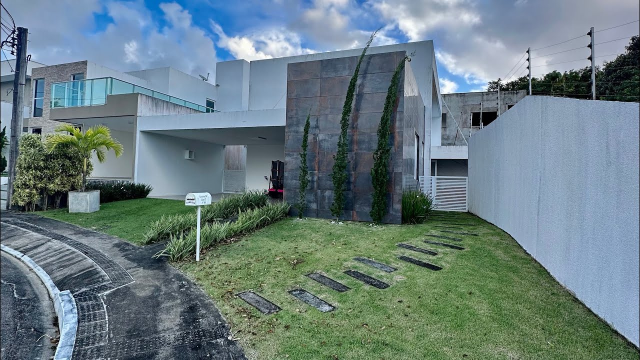 Belíssima casa localizada em um condomínio de altíssimo padrão em Maceió