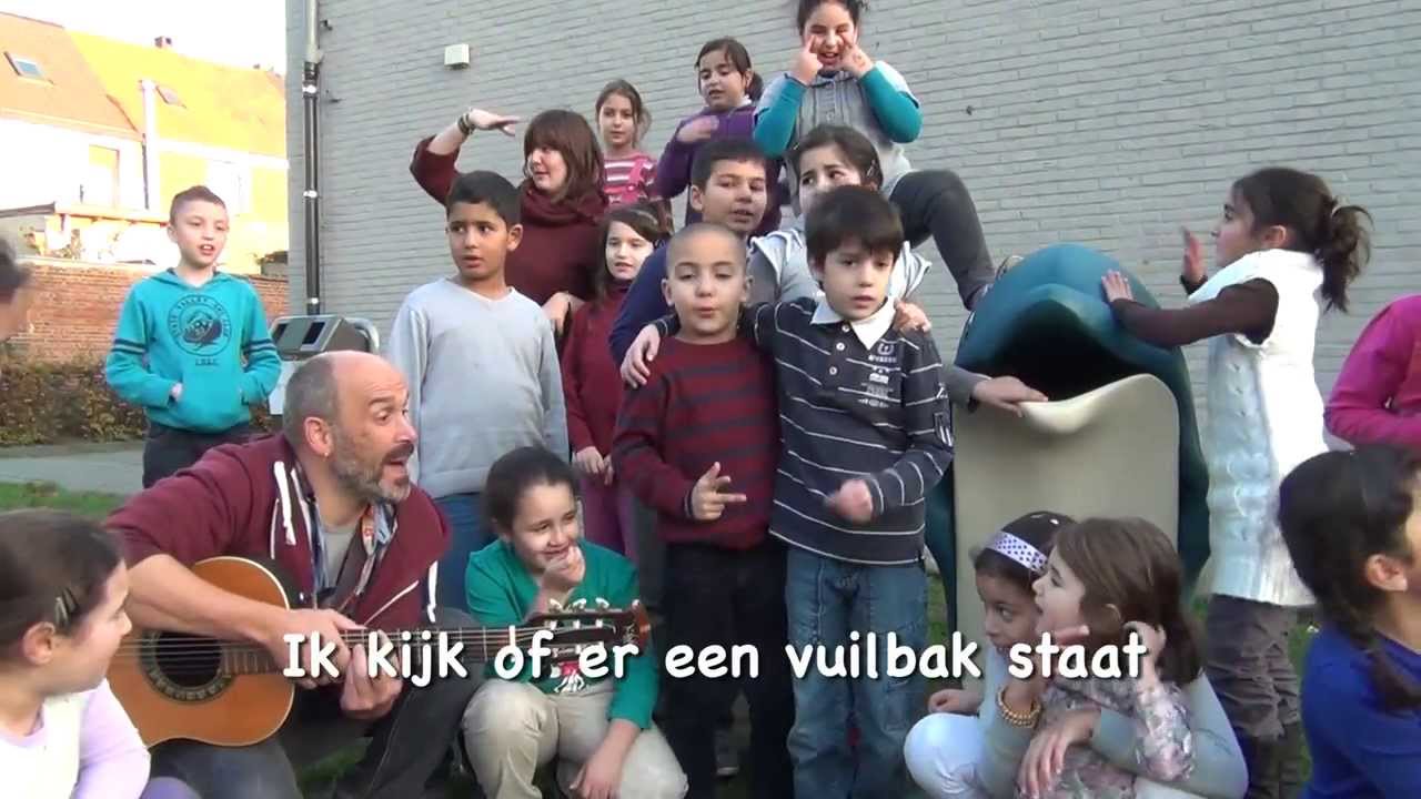 Ik kijk of er een vuilbak staat