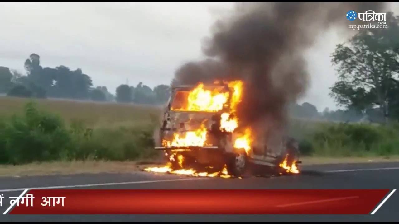 Exclusive Live Video  Fire on the Car at Nagpur-Chhindwara Highway Road