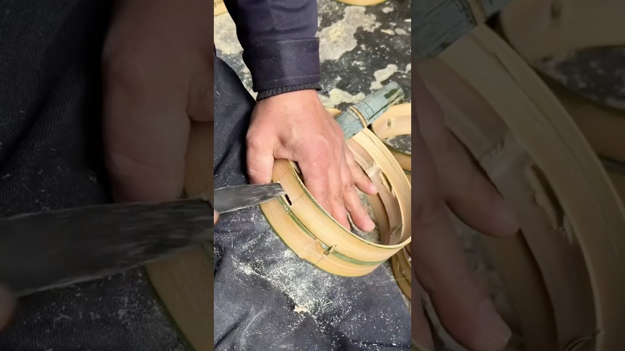 Making bamboo steamers: Finely crafted bamboo weaving to ensure durability and good steam conduction