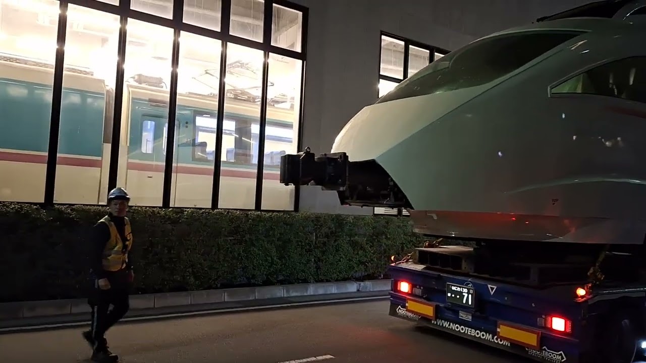 小田急ロマンスカーミュージアム前でのｱﾁﾊ牽引小田急VSE50000形50001fのロマンスカーミュージアムへの搬入陸送です。沢山の撮影者で混雑してましたが動画撮影してました。