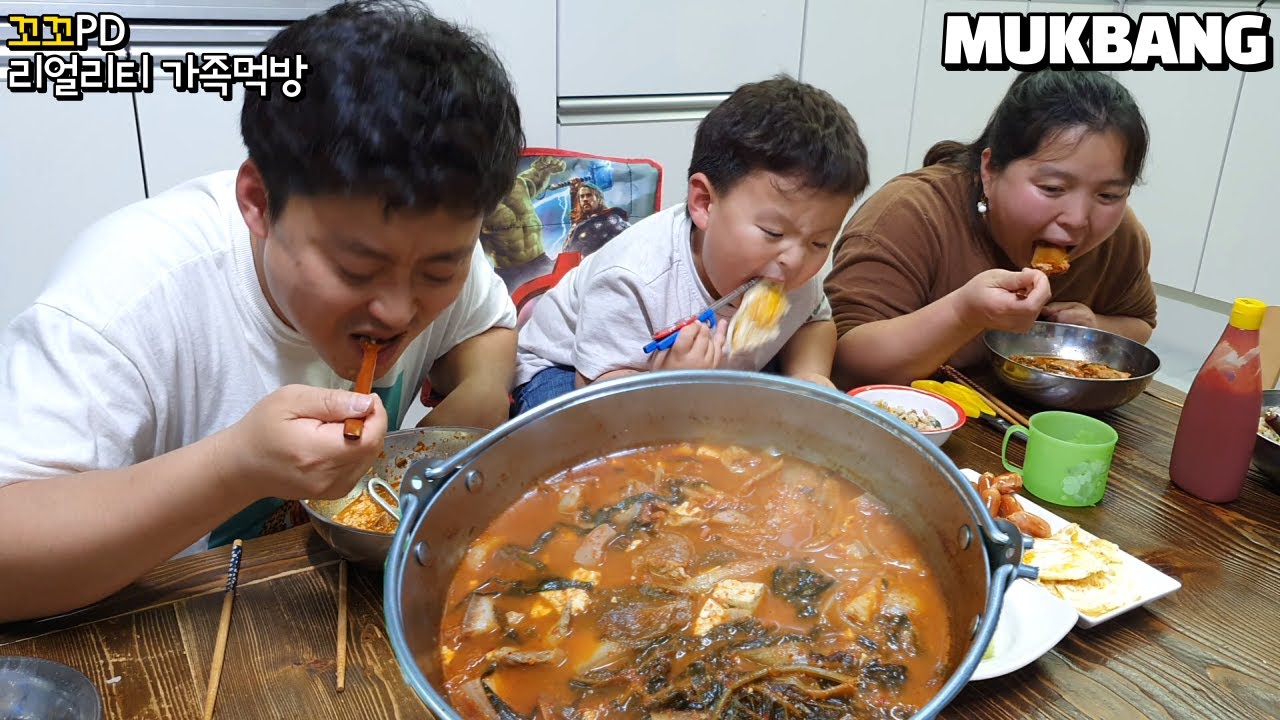 리얼가족먹방:)돼지고기 듬뿍넣은 김치찌개 먹방(ft.청경채,계란후라이,소시지)korean home mealㅣKimchi stewㅣMUKBANGㅣEATING SHOW